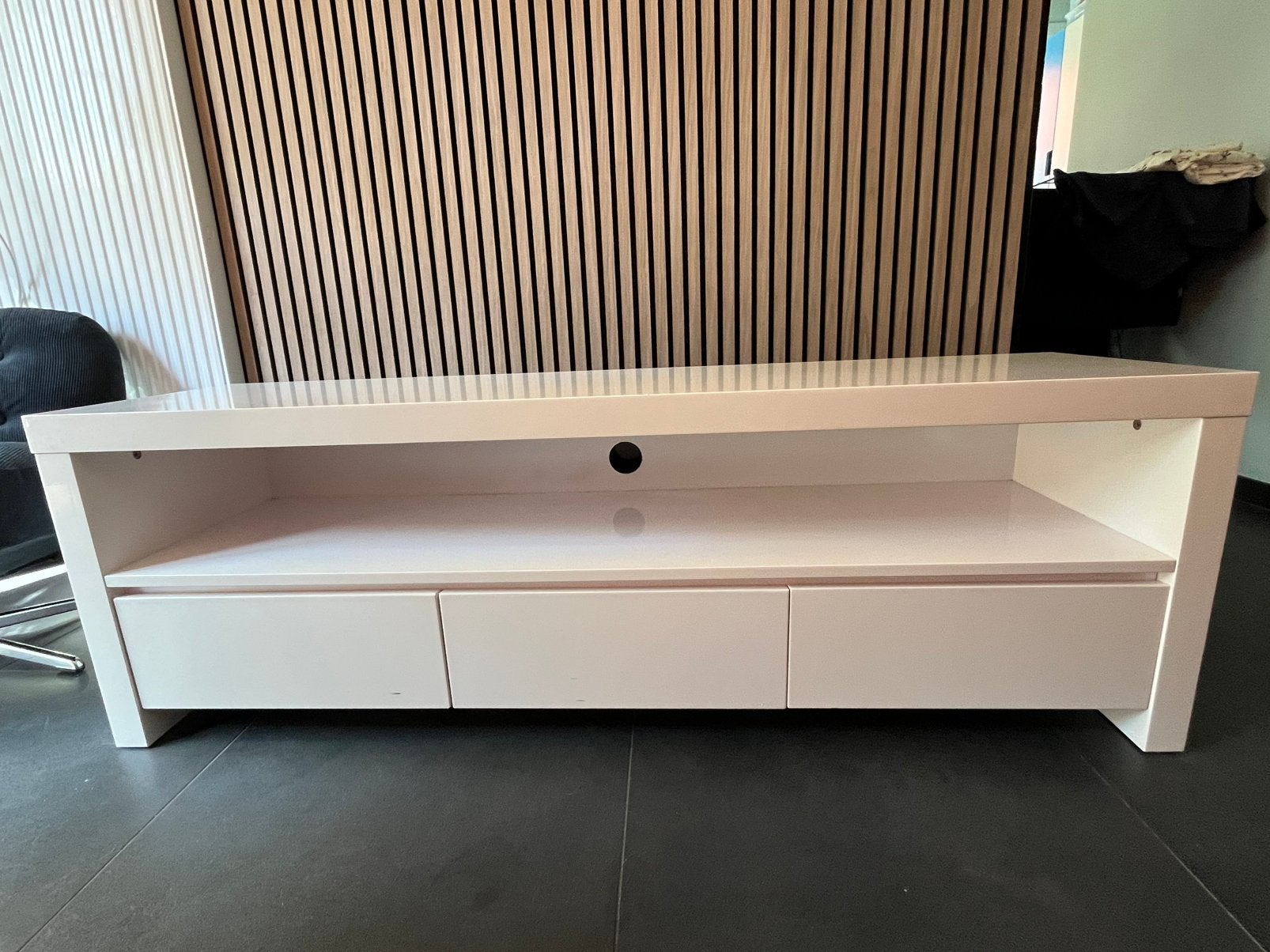 Ikea tv-meubel in wit hoogglans met 3 lades, Ophalen, Gebruikt, 100 tot 150 cm, Minder dan 100 cm