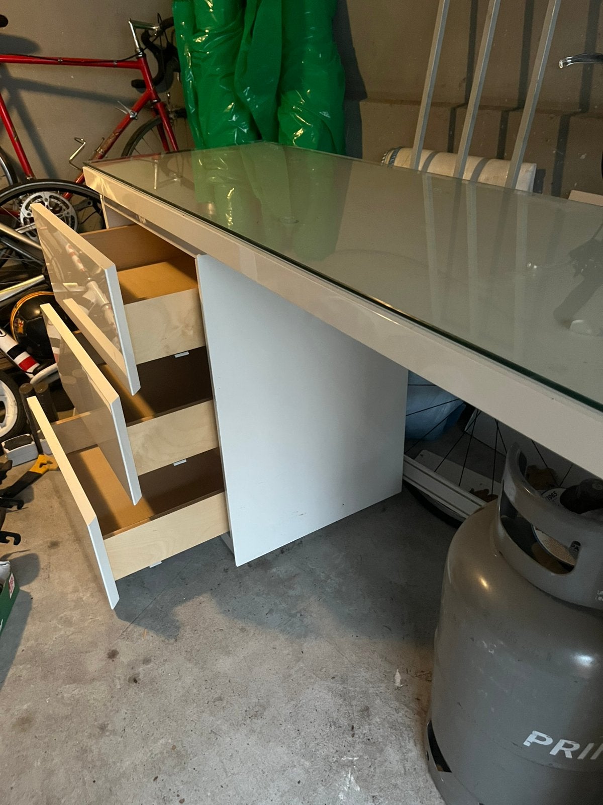 Bureau met glazen plateau, Huis en Inrichting, Bureaus, Ophalen, Zo goed als nieuw