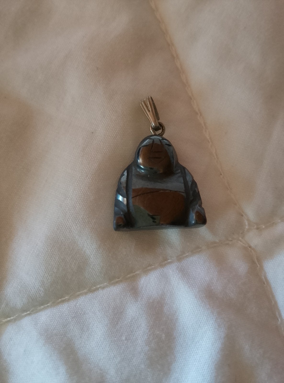 hangertje met zittende Boeddha in hematiet, Handtassen en Accessoires, Kettinghangers, Ophalen
