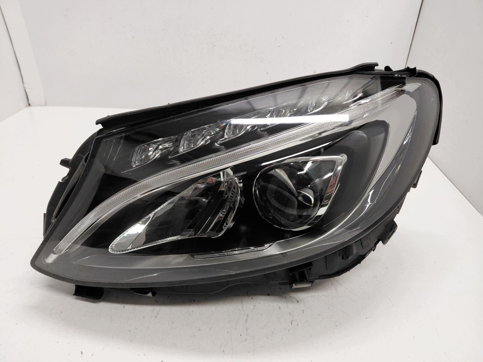 Phare gauche Mercedes Classe C W205 A2058200561, Autos : Pièces & Accessoires, Mercedes-Benz AG, Mercedes-Benz, Utilisé, Mercedesstrasse 120
70372  Stuttgart, DE