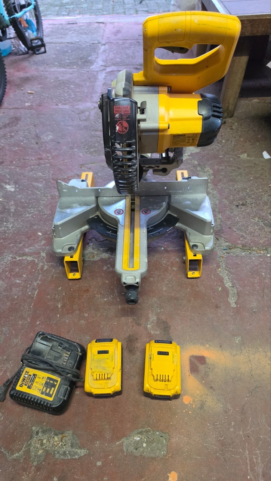 DeWalt cirkelzaag met oplader, 2 accu's en een nieuw zaagbla, Doe-het-zelf en Bouw, Ophalen of Verzenden