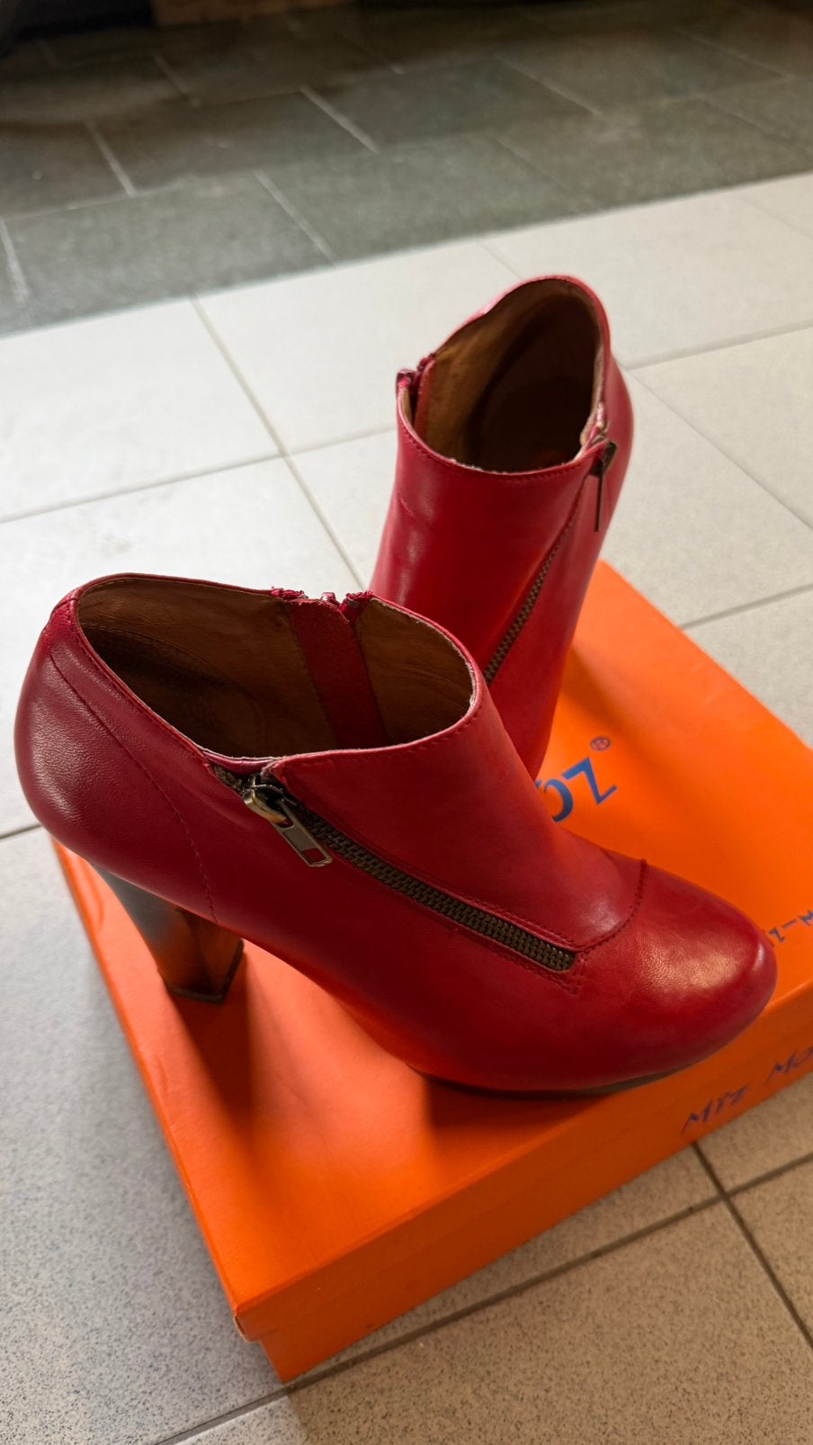 Schoenen, Ophalen, Schoenen met hoge hakken, Gedragen, Rood