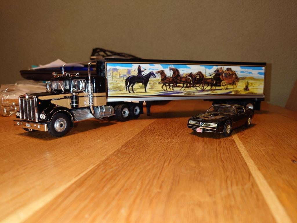 Smokey and the Bandit set op schaal 1:43, Hobby en Vrije tijd, Modelauto's | 1:43, Ophalen of Verzenden, Nieuw, Bus of Vrachtwagen