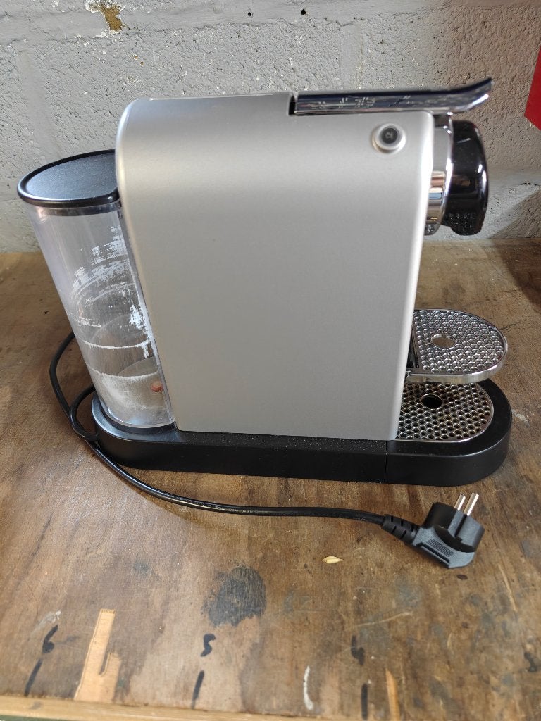 Nespresso, Machine à espresso, Réservoir d'eau amovible, Dosettes et capsules de café, 1 tasse