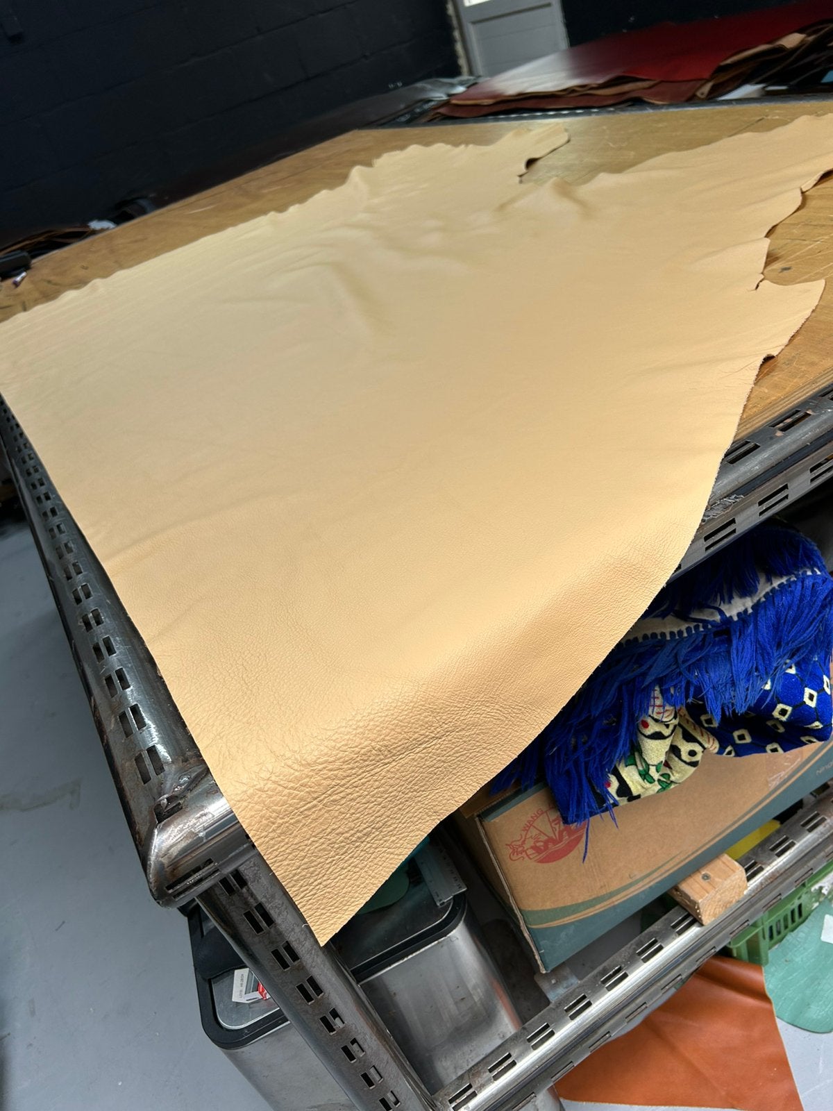 Beige kleur leer lap 1.2 mm dikte soepel en glad A-411, Ophalen of Verzenden, Zo goed als nieuw, Beige