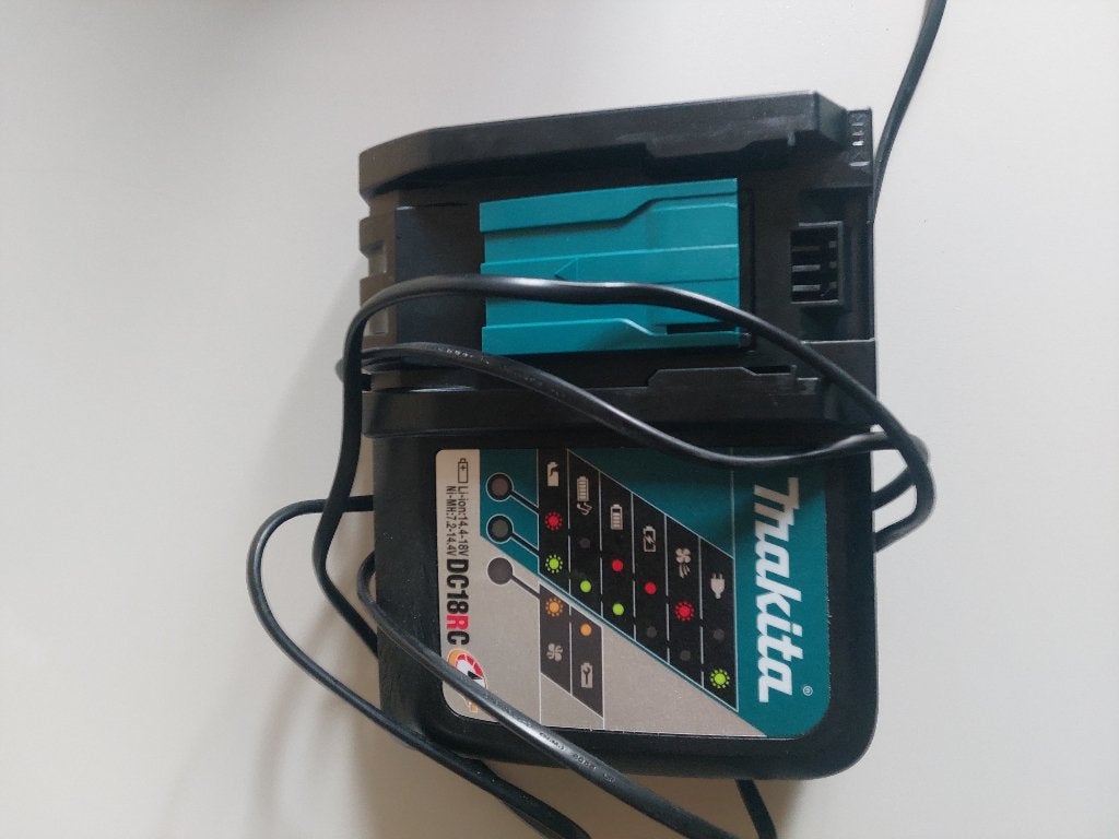 Chargeur Makita 18v plus deux batteries 3Ah, Enlèvement, Comme neuf