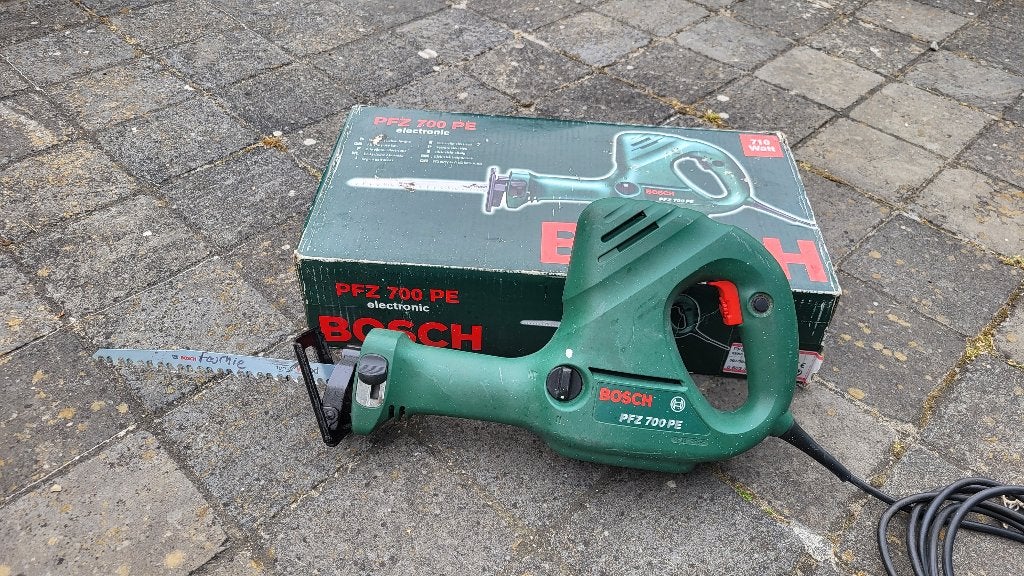 Scie sabre/égoïne Bosch en très bon état, 600 à 1200 watts, 70 mm ou plus, Scie sabre, Enlèvement