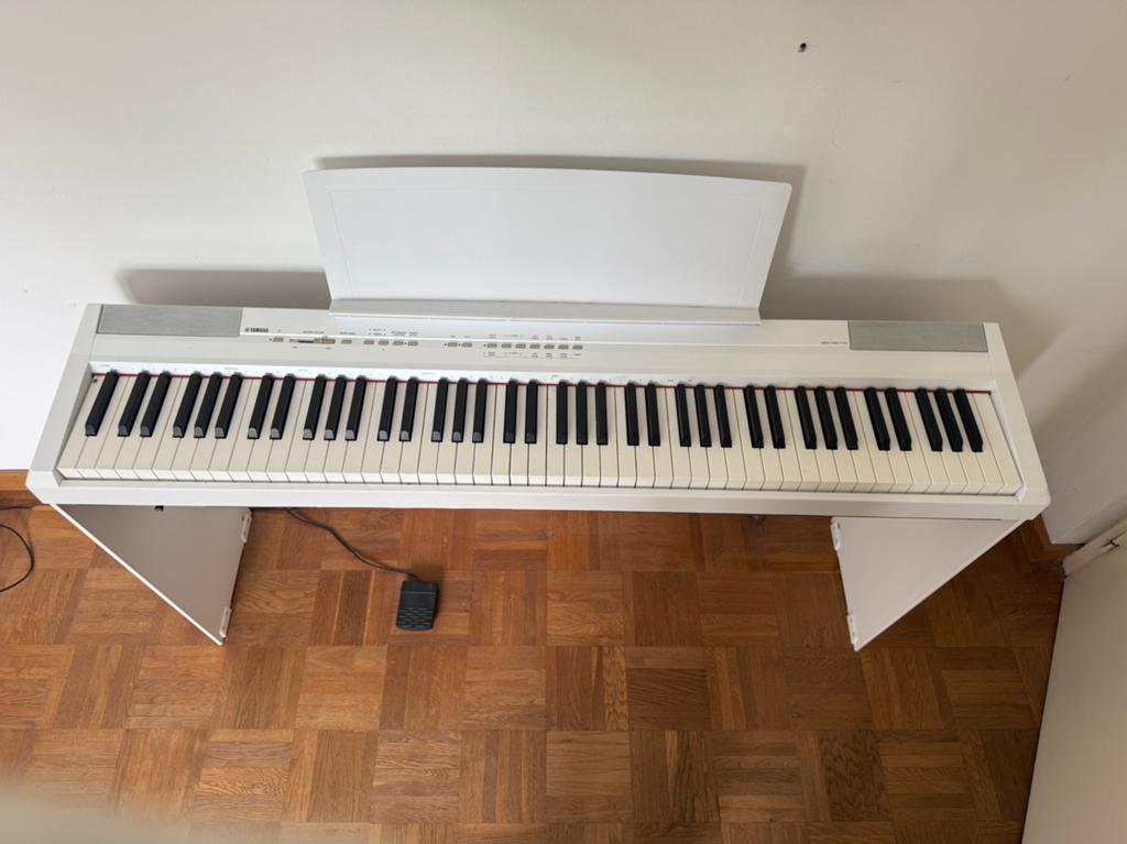 Yamaha P-105 digitale piano wit, gewogen toetsen + onderstel, Musique & Instruments, Enlèvement, Comme neuf, Blanc, Piano