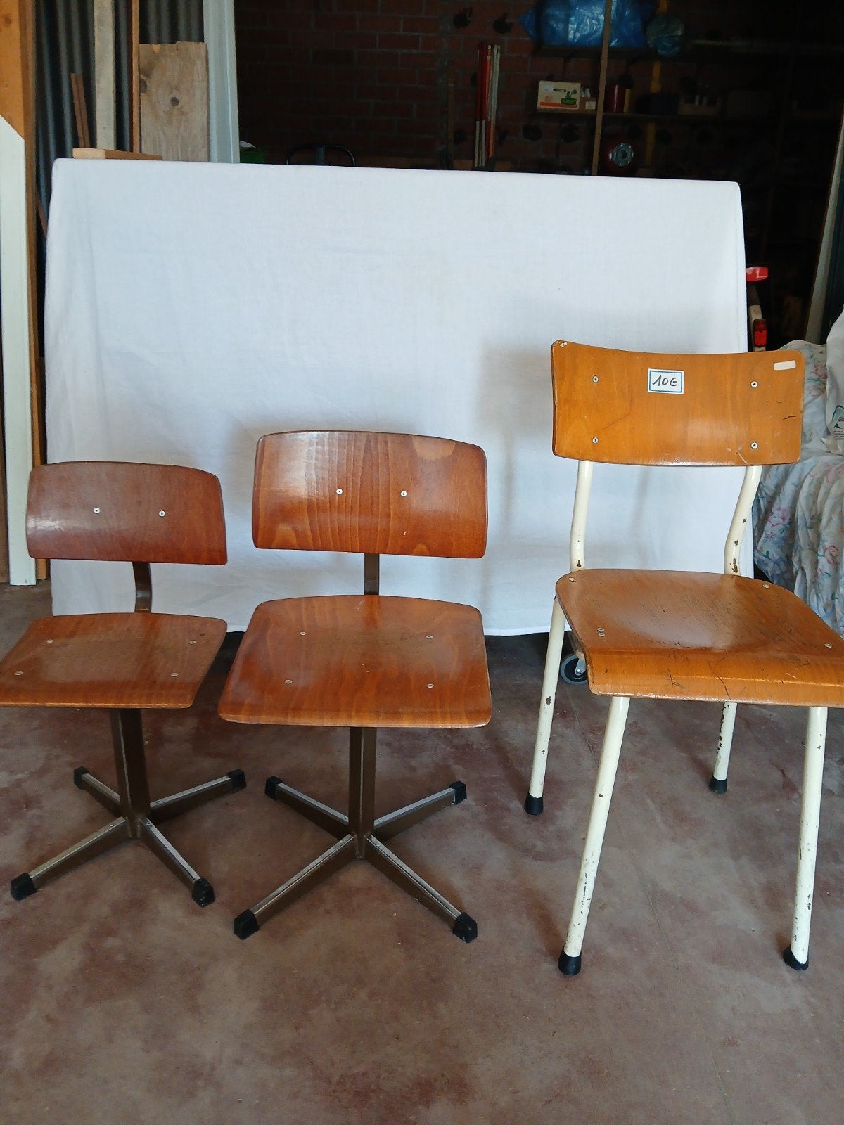 Schoolstoelen en refterstoelen, Ophalen