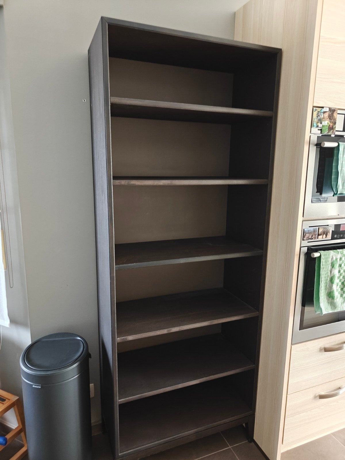 open zwarte kast, Ophalen
