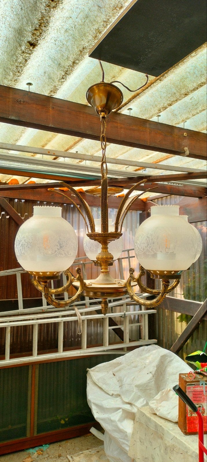Oude décoratieve verlichting koperkleurige armen met glasbol, Antiek en Kunst, Antiek | Verlichting, Ophalen of Verzenden