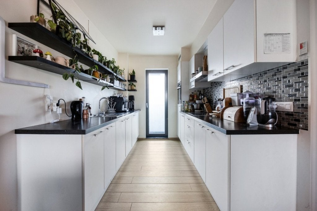 Cuisine récente entièrement équipée incl. appareils électr., Bois, Enlèvement, Blanc, Cuisine à mur double