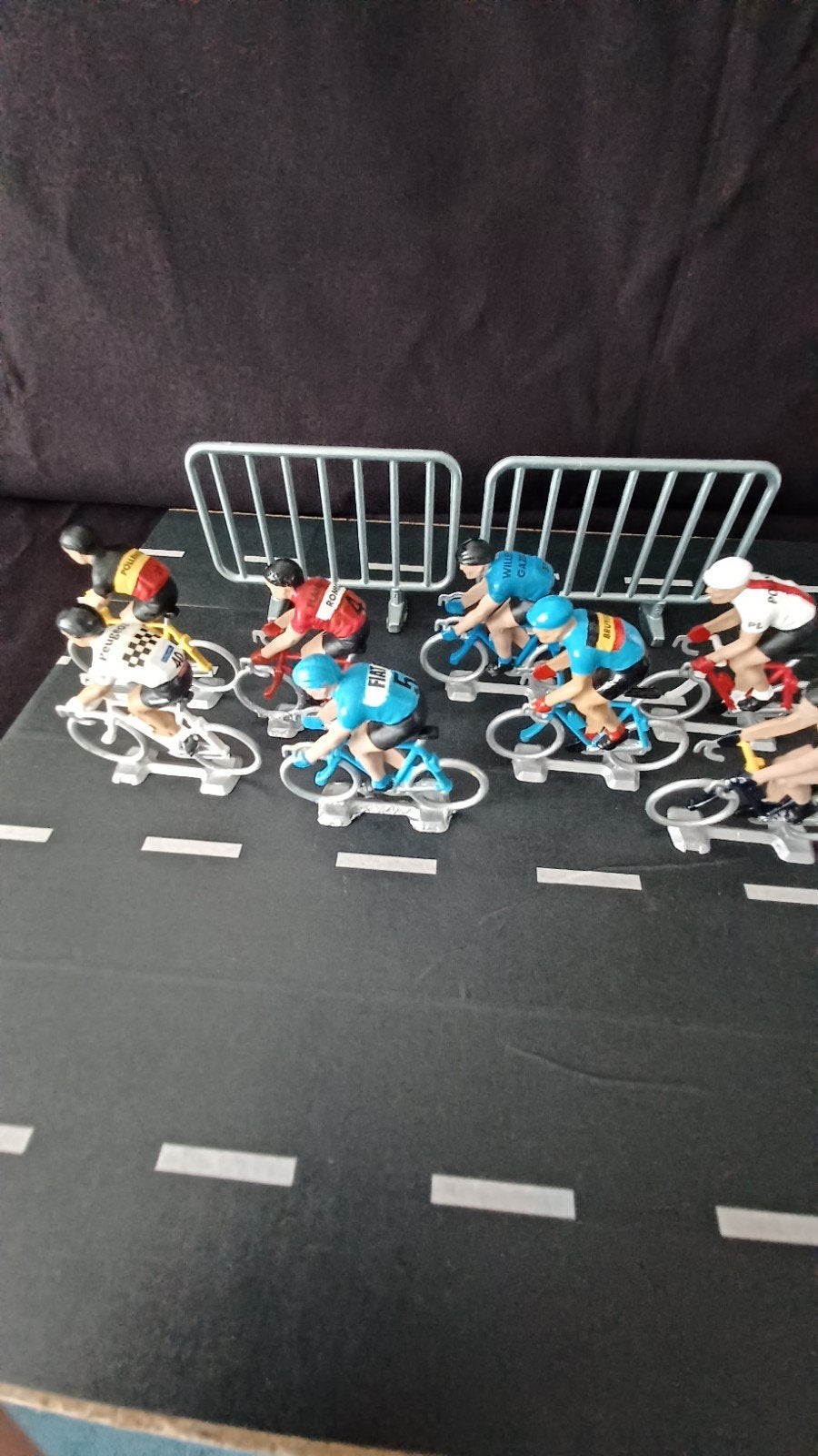 Cyclistes miniatures avec maillots rétro, Collections, Enlèvement ou Envoi