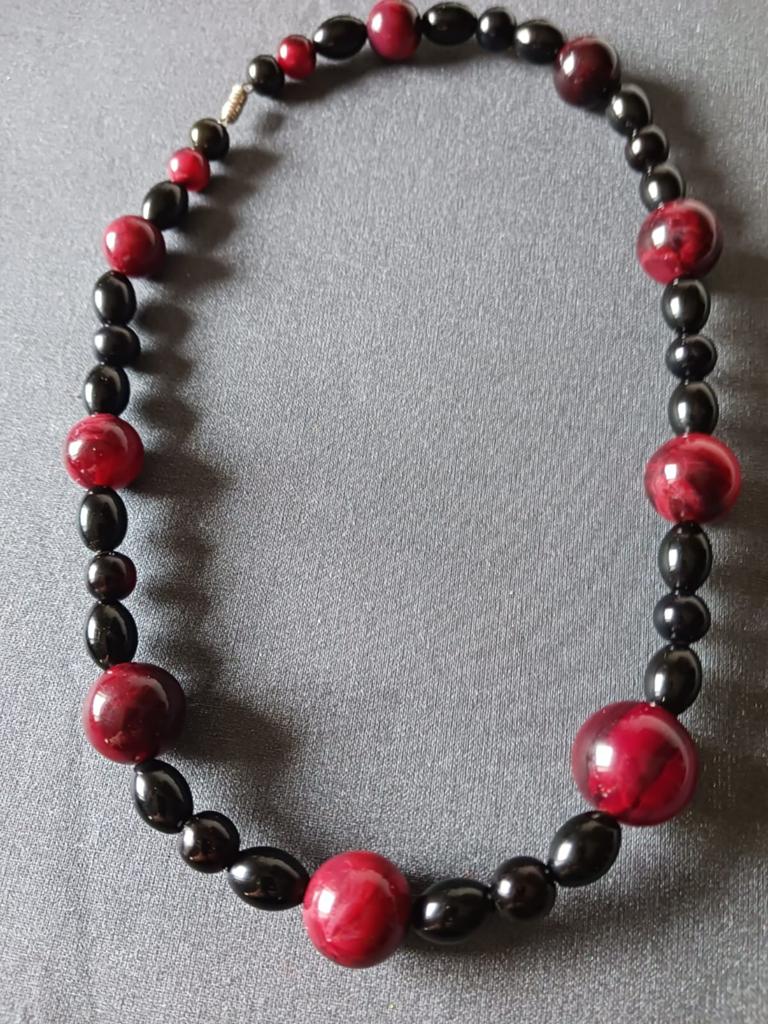 Collier en bakélite vintage, Enlèvement