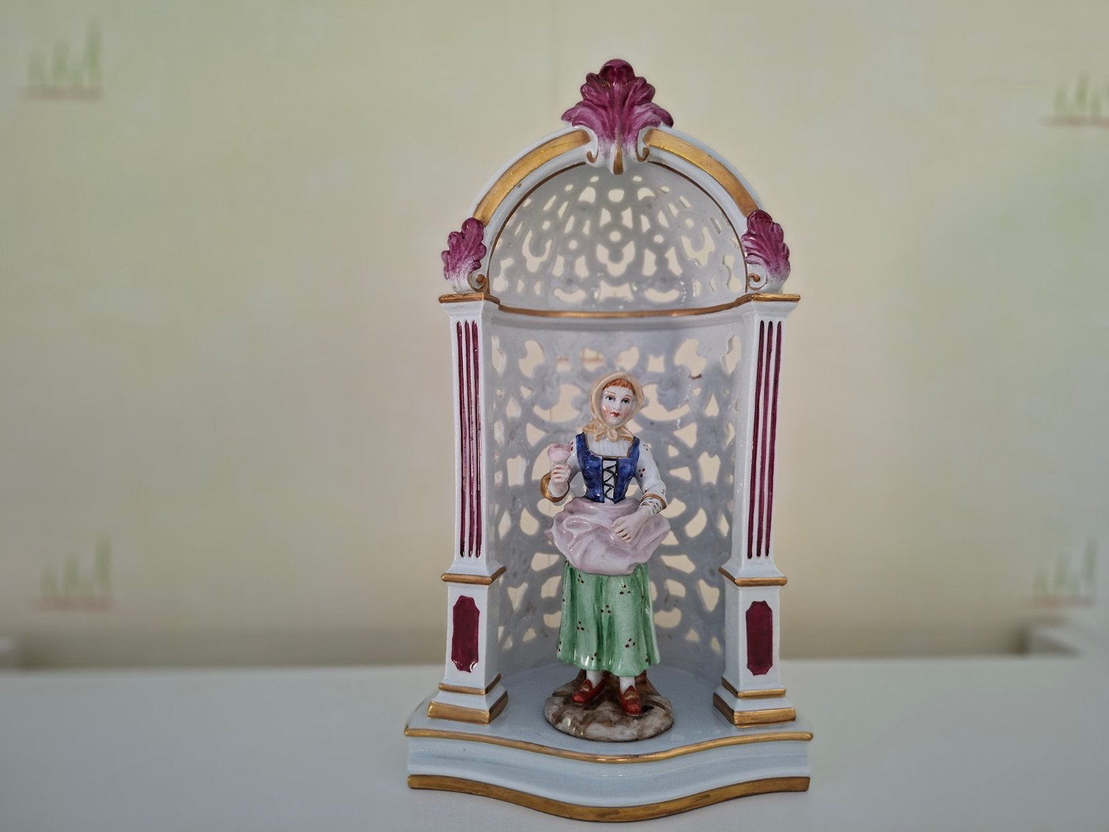 Beeld beeldje prieeltje dame, Enlèvement
