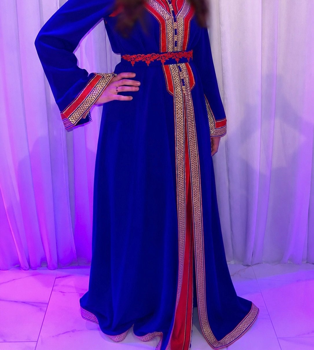 Caftan marocain bleu roie avec ceinture cérémonie mariage, Enlèvement ou Envoi, Comme neuf, Bleu