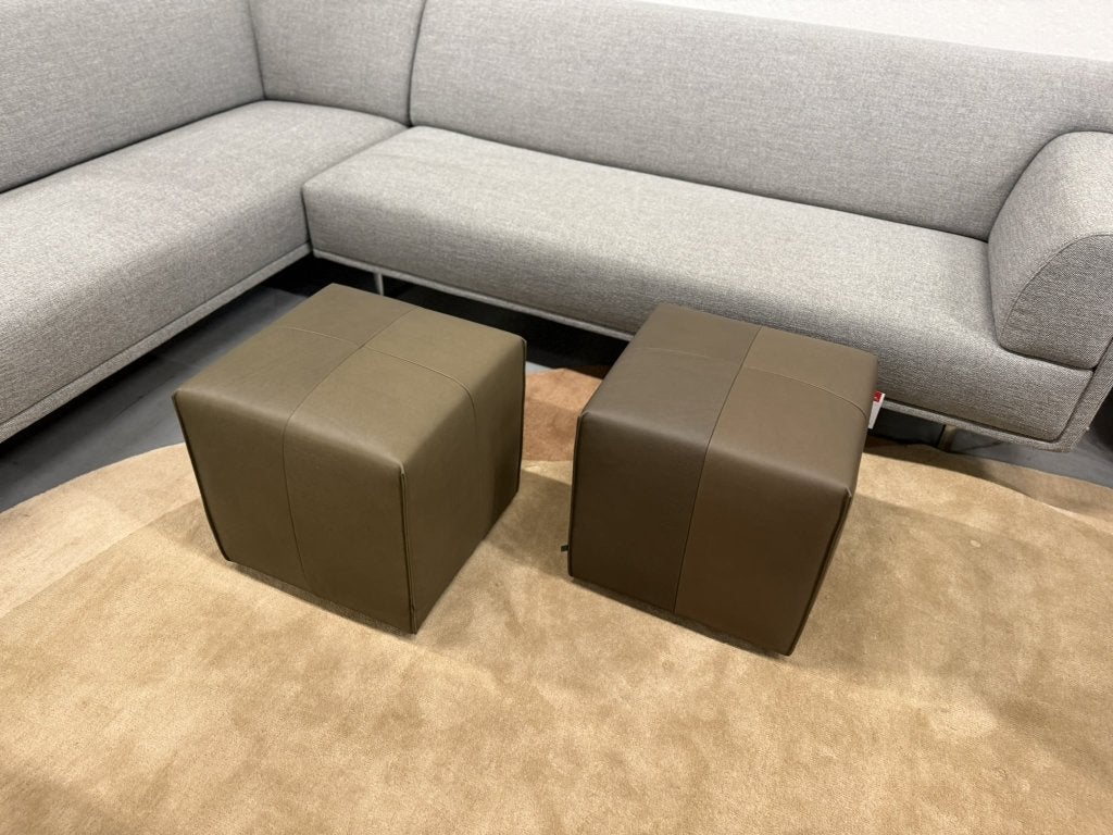 2 Nieuw Eyye Kub Hockers 47 Cera Clay leer Voetenbank Poef, Huis en Inrichting, Zetels | Voetbanken en poefs, Minder dan 50 cm