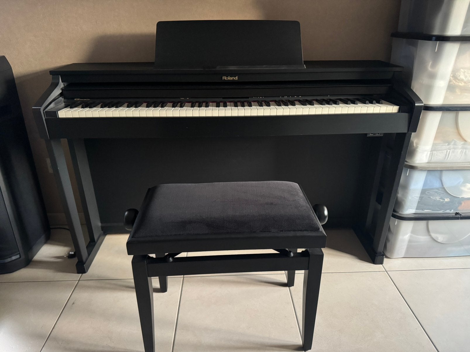 Piano  Roland met bankje en koptelefoon, Muziek en Instrumenten, Ophalen, Gebruikt, Zwart, Digitaal