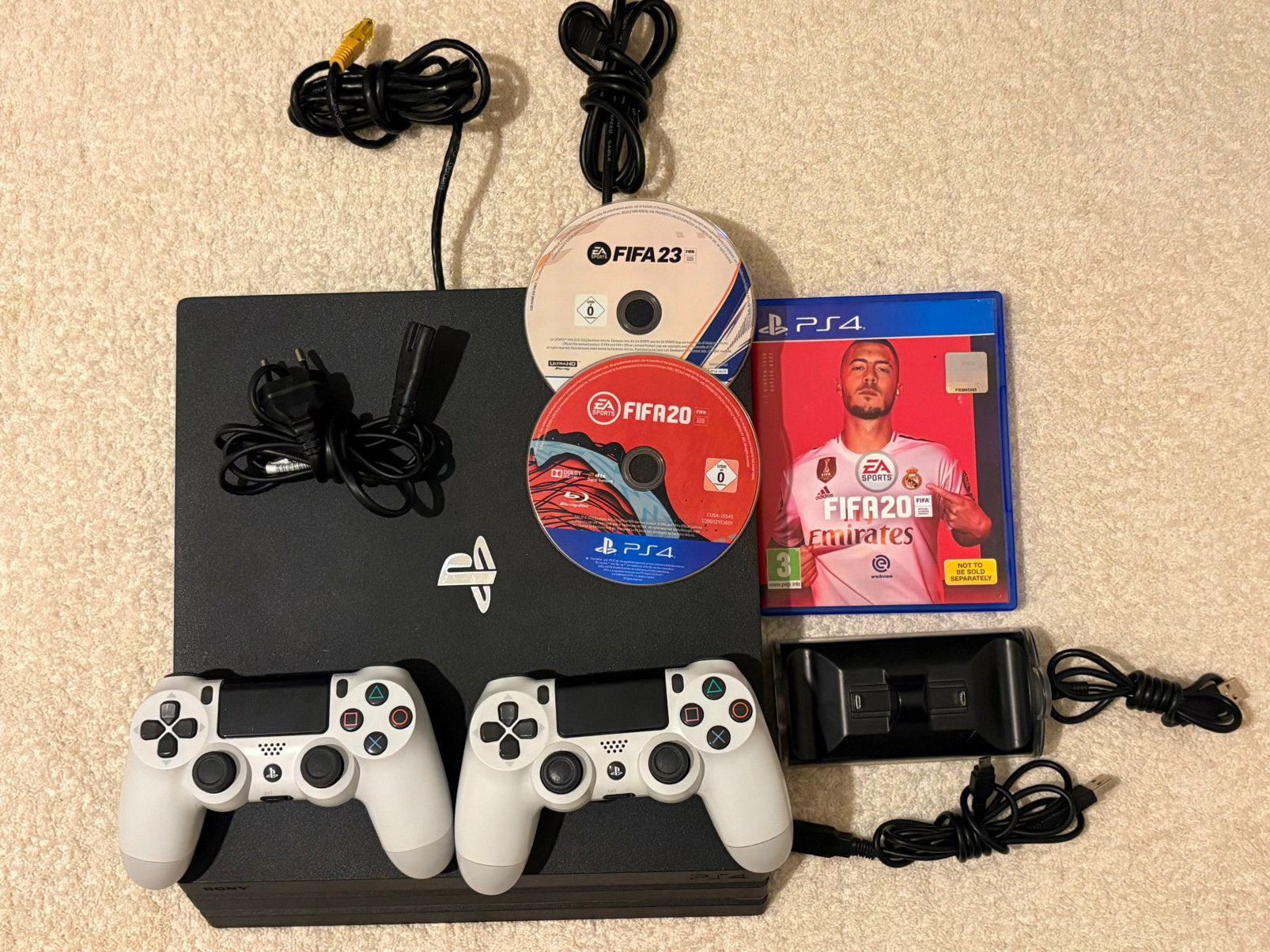 PlayStation 4 Pro 1TB + 2 Controllers (Wit) + Charging Dock, Ophalen, Zo goed als nieuw, Pro