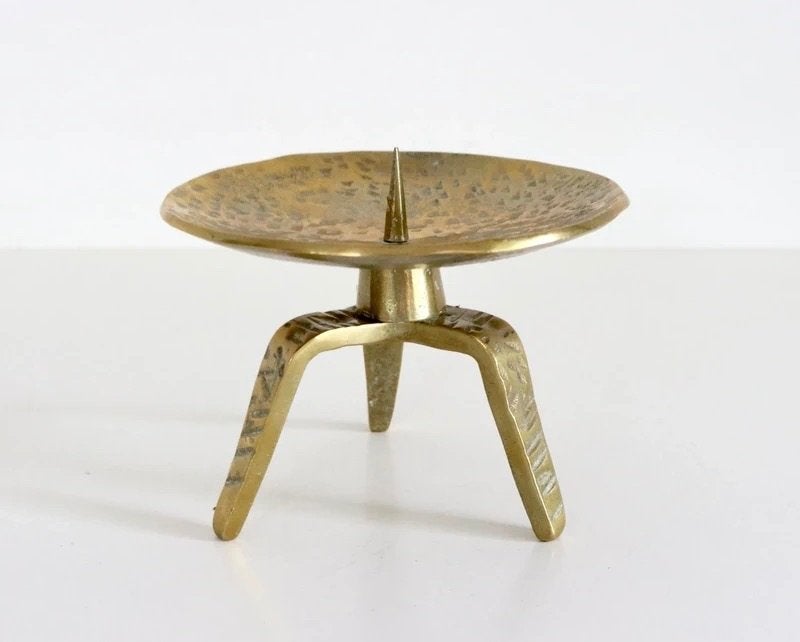 Vintage brutalistische kandelaar van gehamerd messing, Antiek en Kunst, Ophalen of Verzenden, Koper of Brons