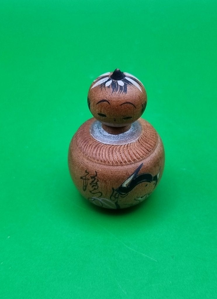 La jolie Okiagari Kokeshi, Antiquités & Art, Enlèvement ou Envoi, Japon, Bois, 4 cm