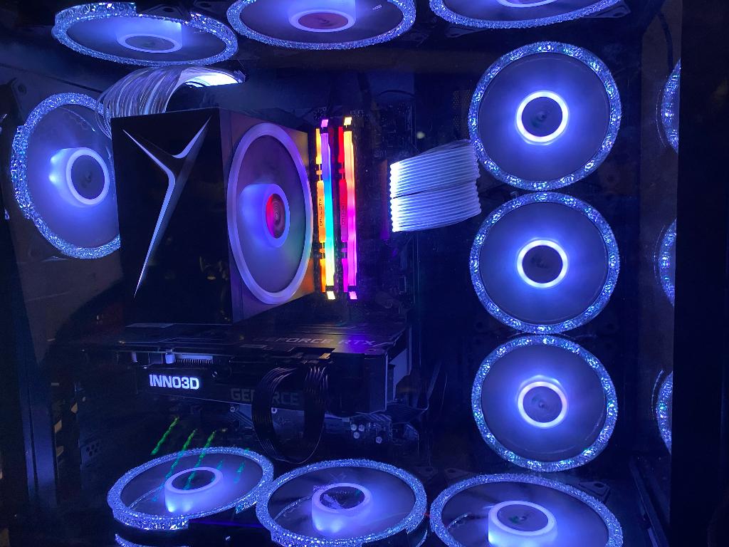 Krachtige pc met groot scherm., Ophalen, Zo goed als nieuw
