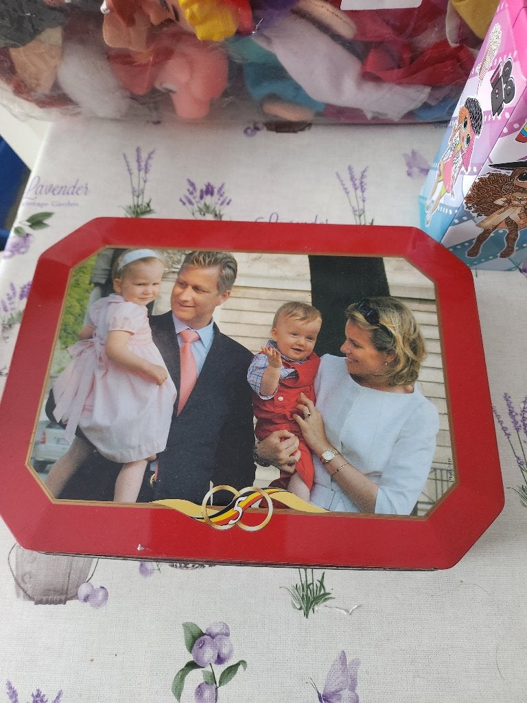 Blikken doos koning en koningin  en hun kinderen, Ophalen of Verzenden