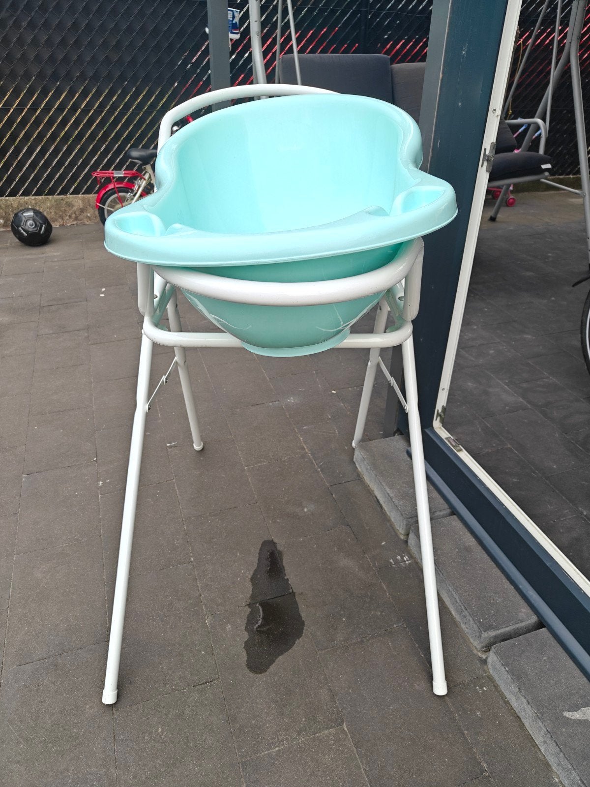 blauw babybadje met stander, Enlèvement