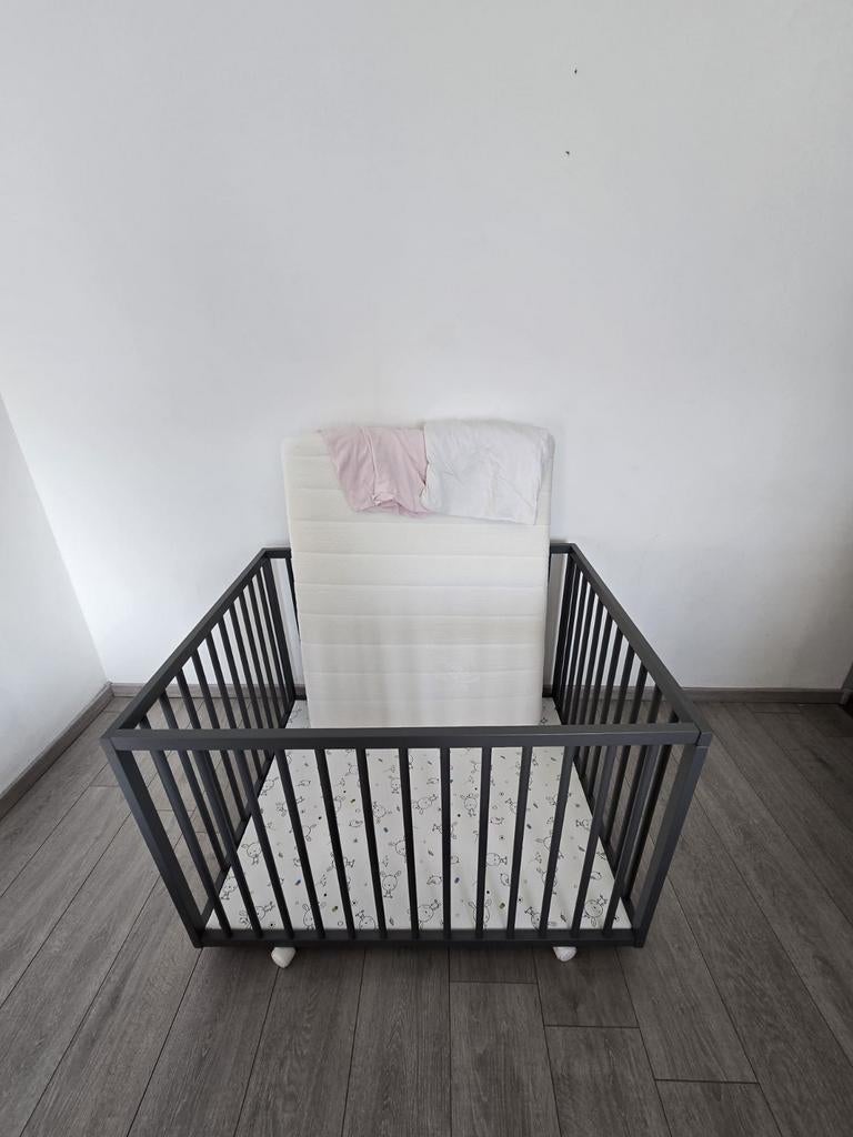 Babybox met toebehoren nieuwstaat., Ophalen, Zo goed als nieuw, In hoogte verstelbaar
