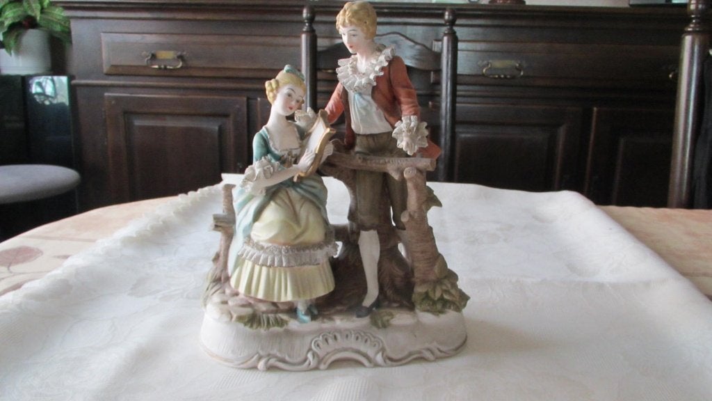 Beeld Koppel in Biscuit, Ophalen