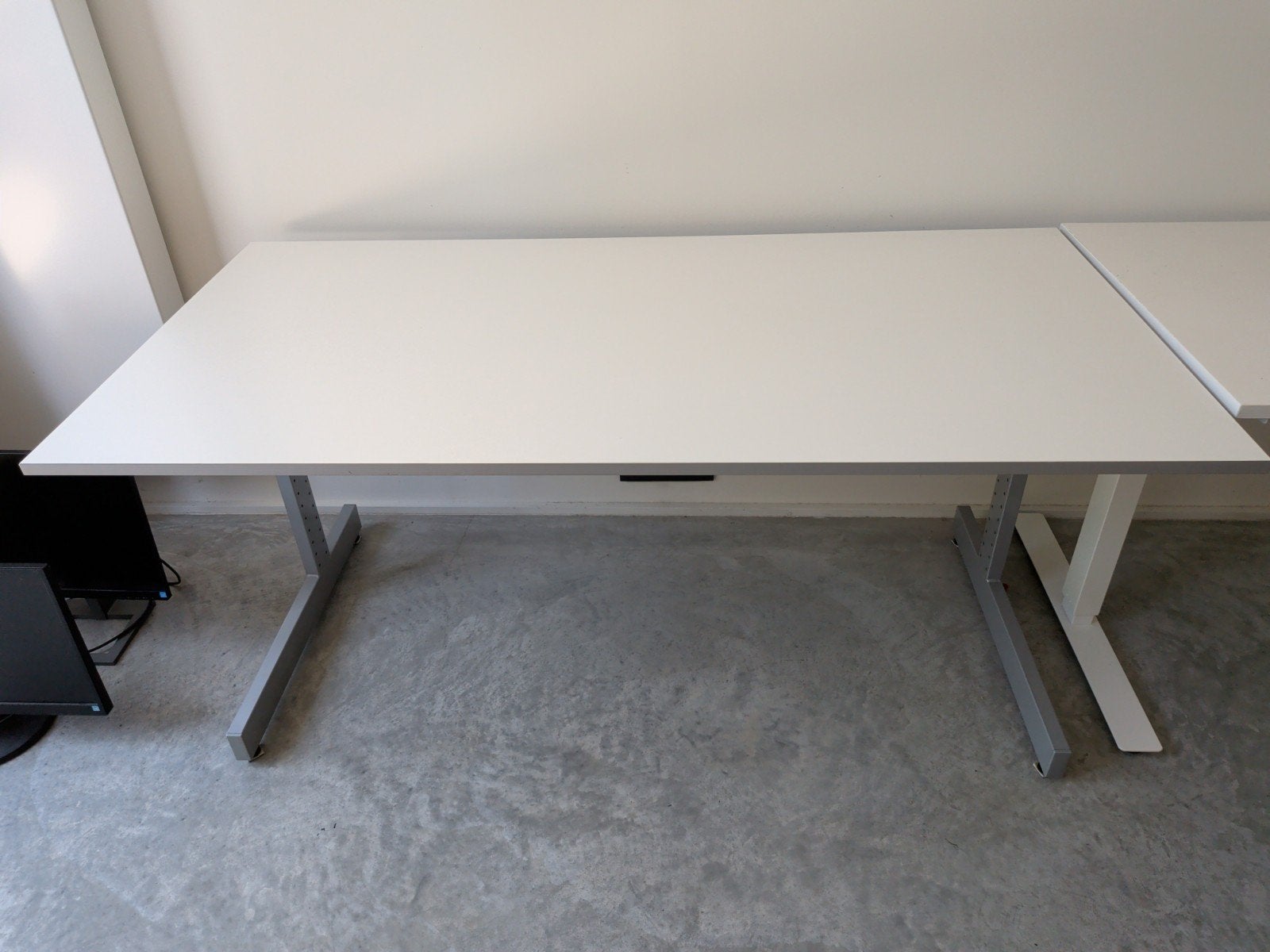 Wit bureau • Grijs onderstel, 160 cm, Goulotte de câbles, Comme neuf, Enlèvement