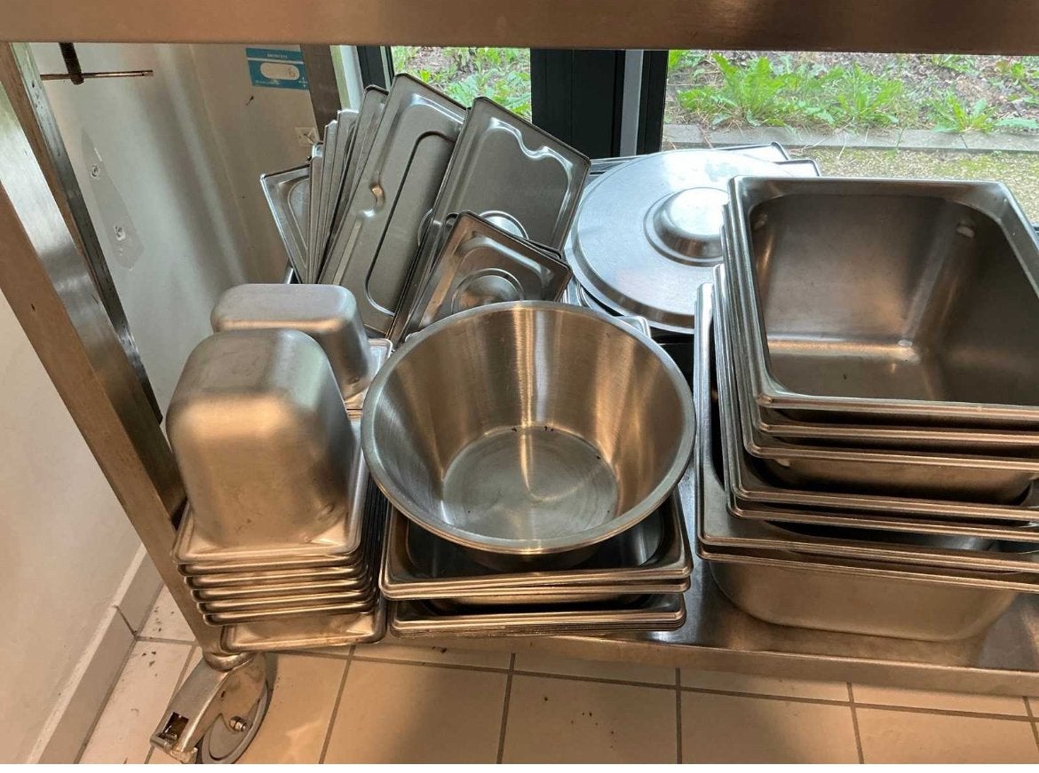 Table inox mobile avec 25 bacs GN et accessoires, Enlèvement