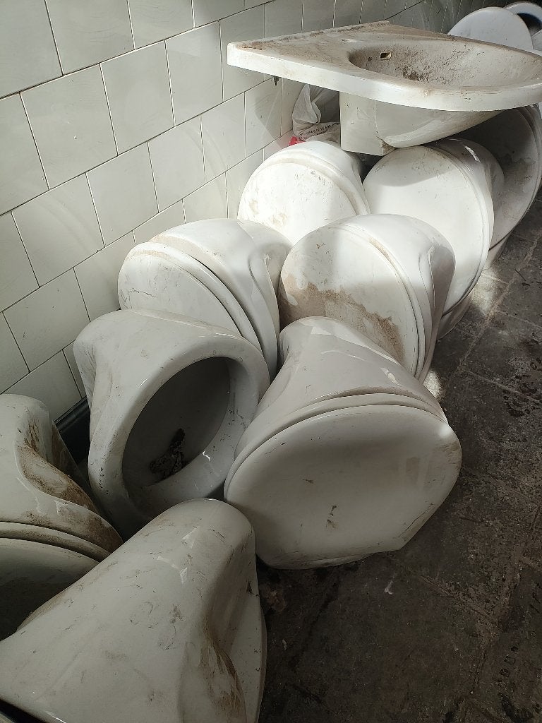 Lot de 18 toilettes suspendues en porcelaine, Bricolage & Construction, Enlèvement, Comme neuf, Toilettes