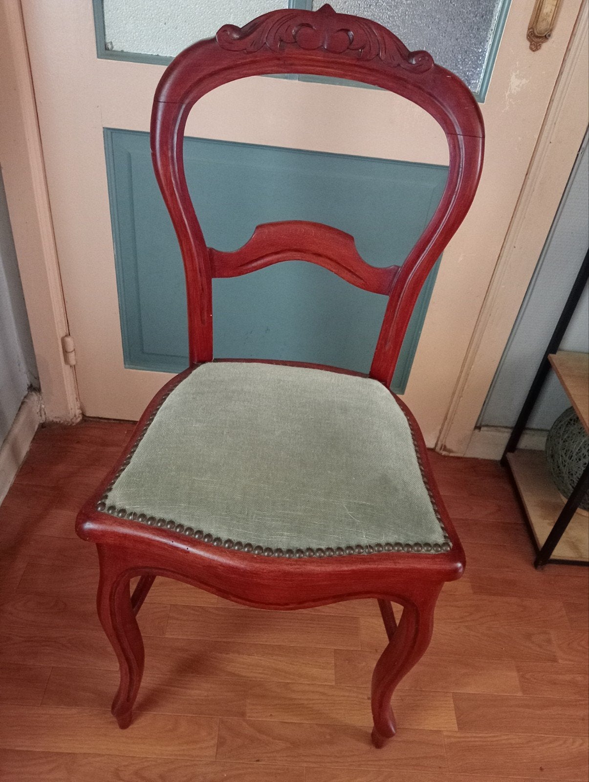 2Antieke stoelen houten stoelen met groen vloerbekleding, Huis en Inrichting, Stoelen, Twee, Bruin, Zo goed als nieuw, Hout