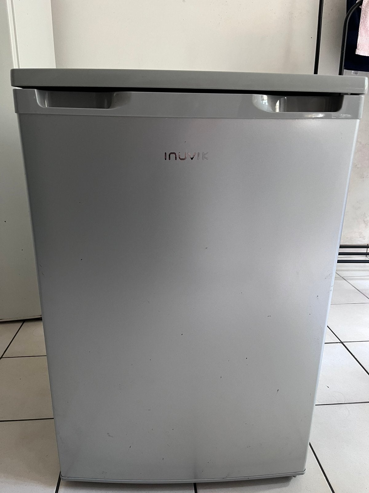Zeer nieuwe grijze diepvriezer van Inuvik, Minder dan 85 cm, Minder dan 60 cm, Zo goed als nieuw, Vrijstaand