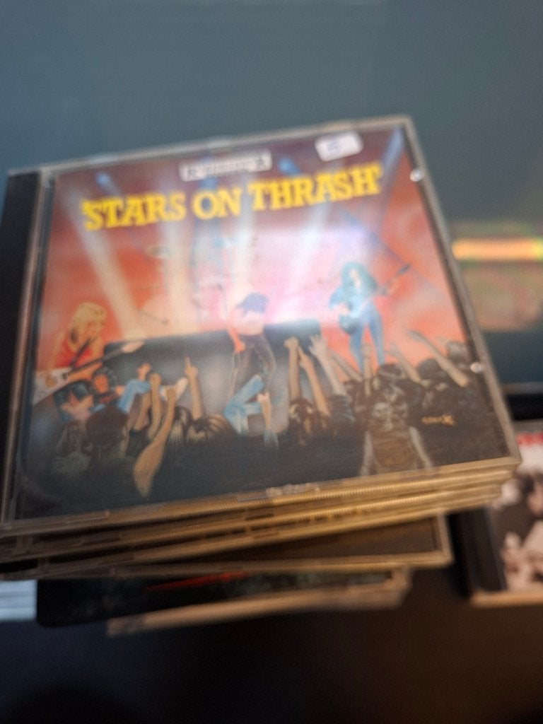 cd - various - stars on thrash, Enlèvement ou Envoi, Comprend un livret, Comme neuf, Compilation