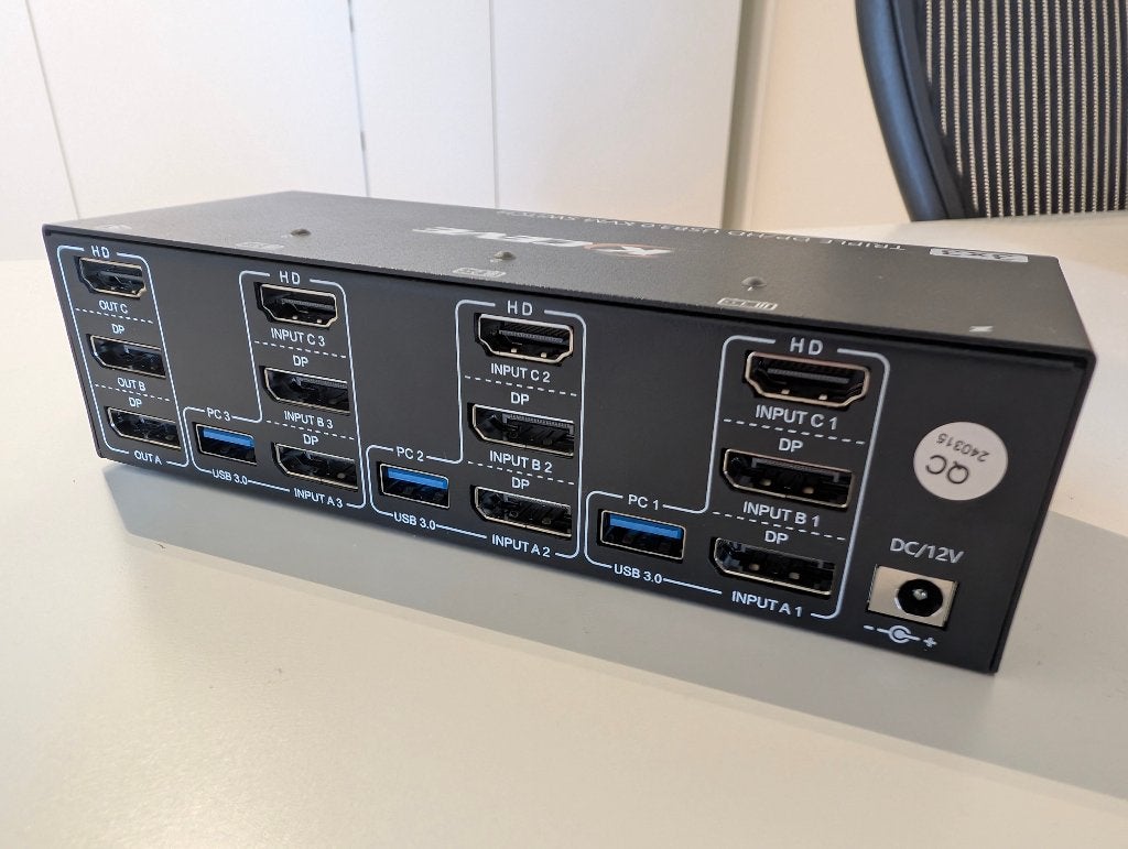 KVM switch 3 pc's 3 monitoren DP/HDMI USB 3.0, Ophalen of Verzenden, Zo goed als nieuw