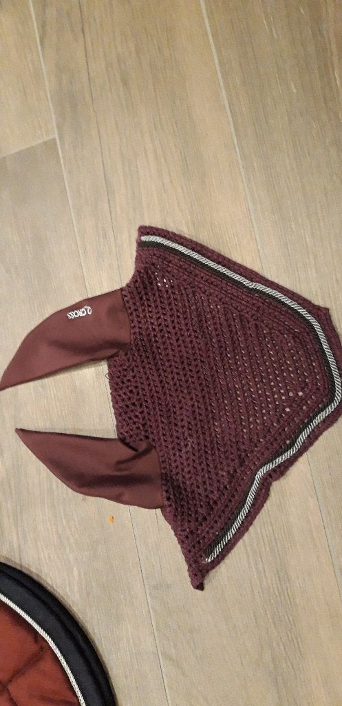 Oornetje Bordeaux Q.CROSS, Dieren en Toebehoren, Ophalen, Oornetje, Pony, Zo goed als nieuw