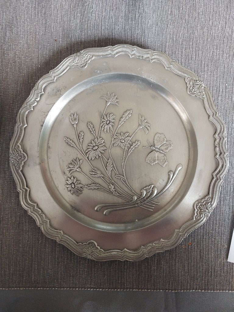 Assiette décorative en étain, papillon, champ de fleurs, Antiquités & Art, Antiquités | Étain, Envoi