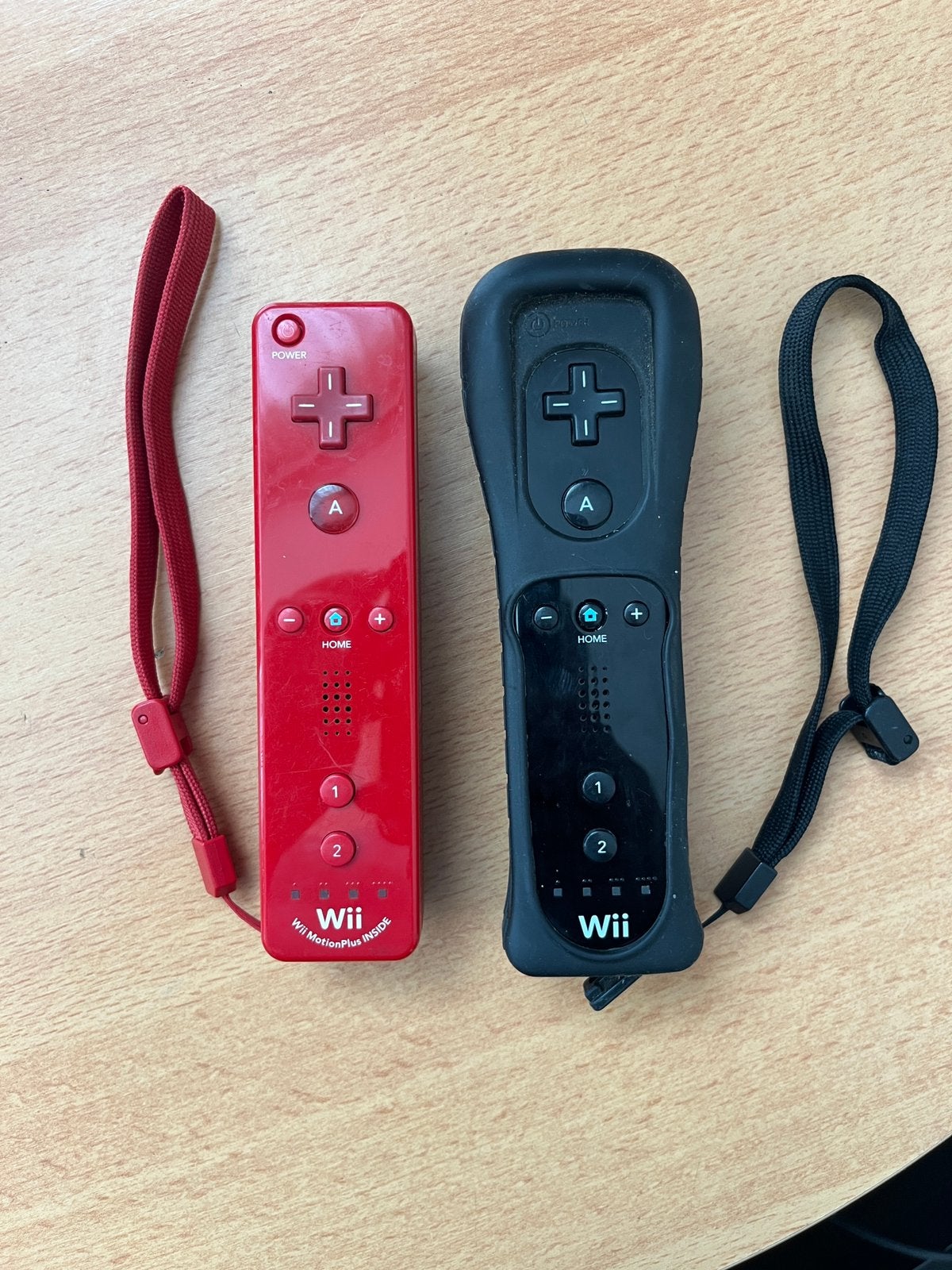 Lot 2 Wiimote Officielles Wii Rouge MotionPlus et Noire, Enlèvement ou Envoi, Comme neuf, Wii