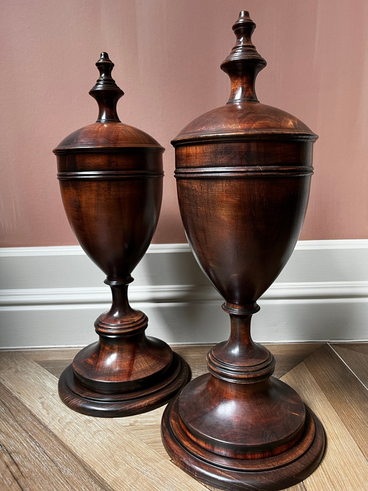 Prachtige Engelse set /2 urn in hout. H :52 cm, Ophalen
