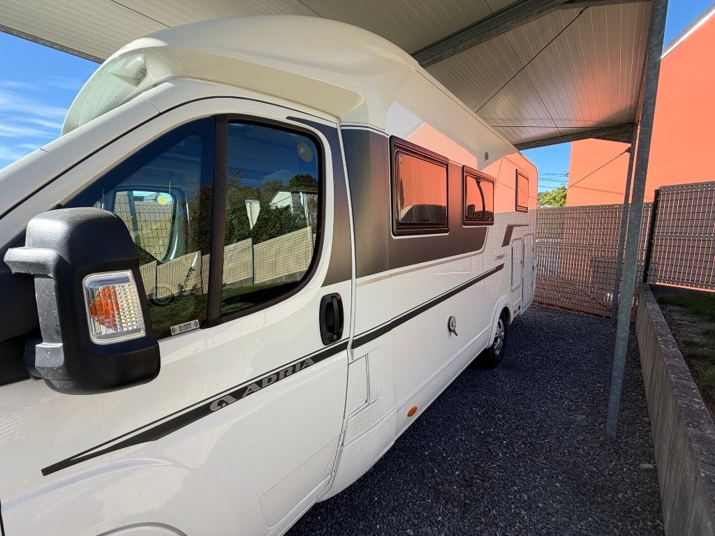 Camping-car Adria Compact Axess 640 DI 2020 49000 Km, Caravanes & Camping, Antidémarrage, 6 à 7 mètres, Boîte manuelle, Diesel