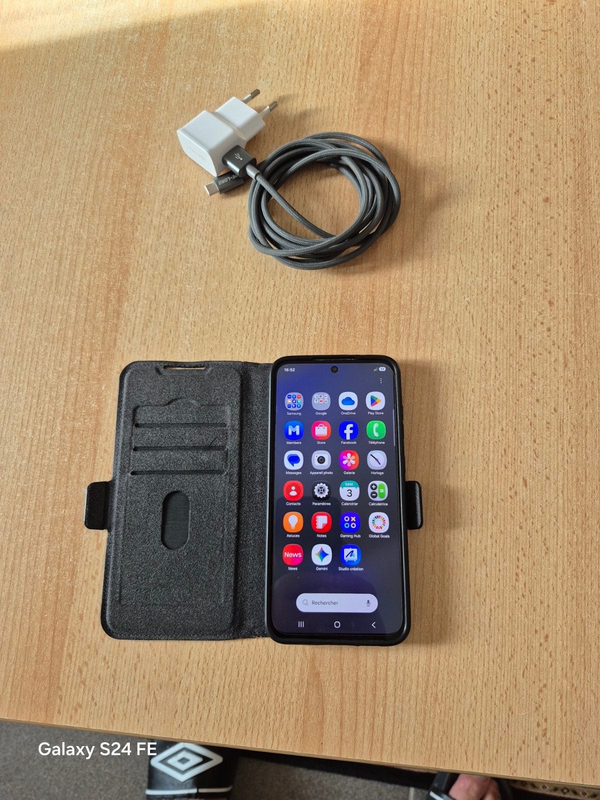 avendre samsung s24 avec boite charge et pauchete en cuir, Télécoms, 128 GB, Enlèvement, Comme neuf, Noir