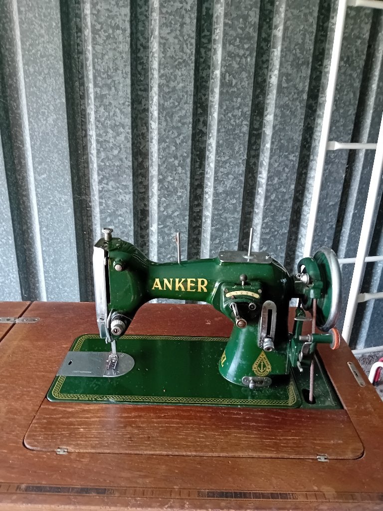 oude naaimachine in kast, merk Anker, Ophalen, Gebruikt, Naaimachine, Overige merken