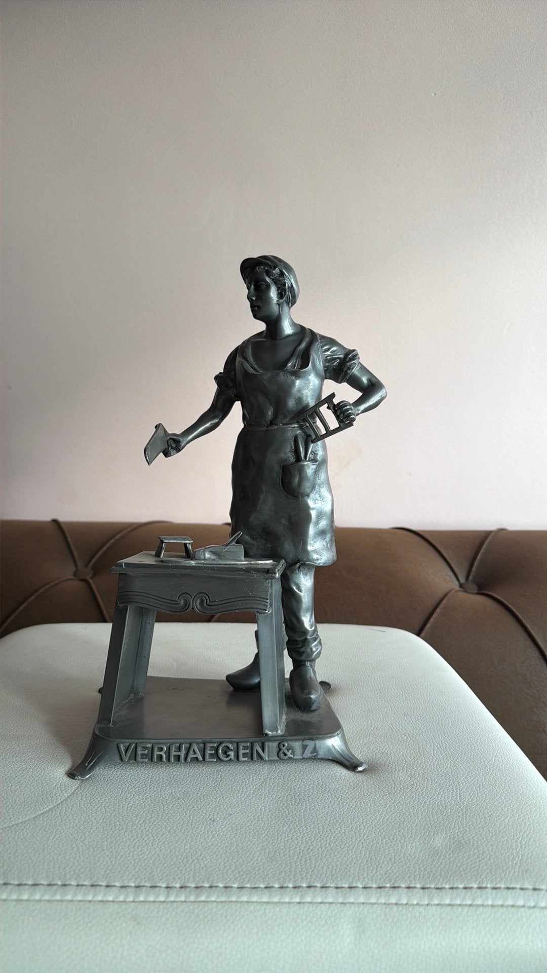 Antiek tinnen beeld–Ambachtsvrouw aan werkbank–Verhaegen & Z, Ophalen of Verzenden