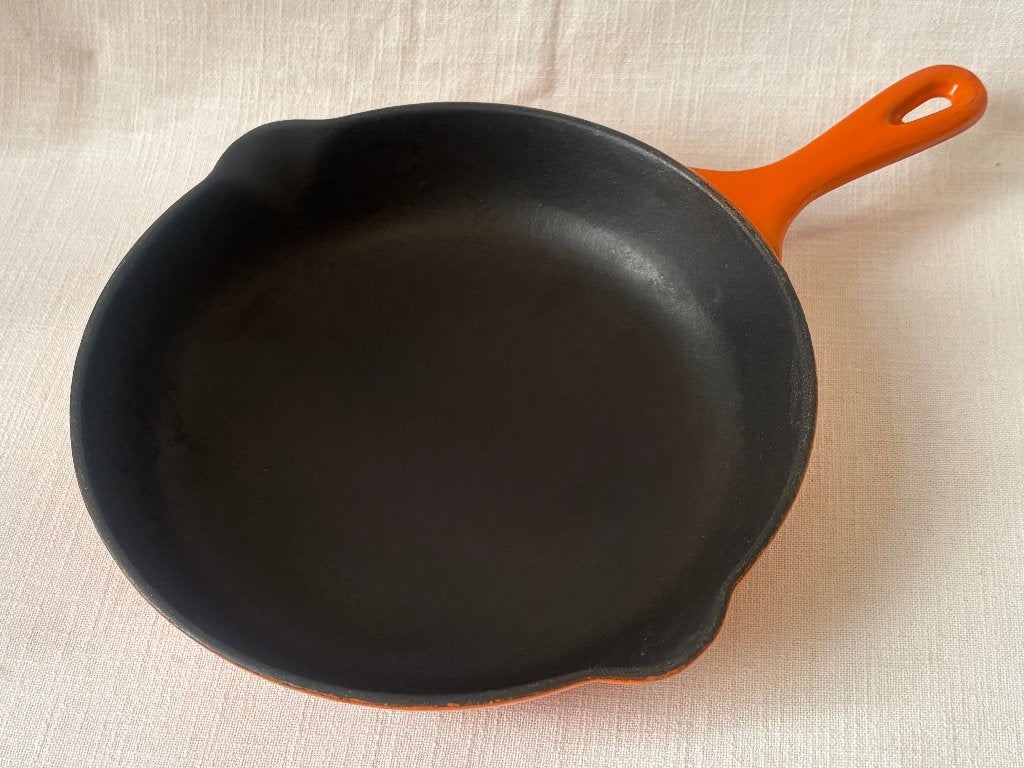 Le Creuset - Skillet Rond in Geëmailleerd Gietijzer (23 cm), Gietijzer, Met schenktuit, Le Creuset, Ophalen of Verzenden