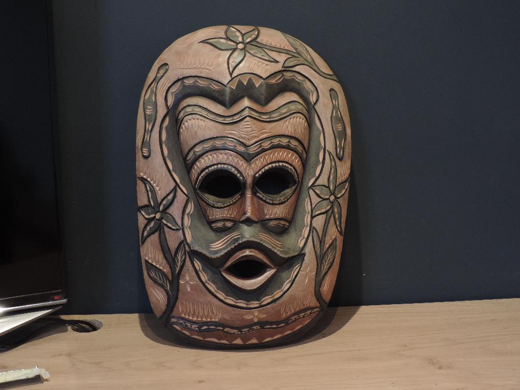 Masque décoratif en bois sculpté, Ophalen, Hout, Masker