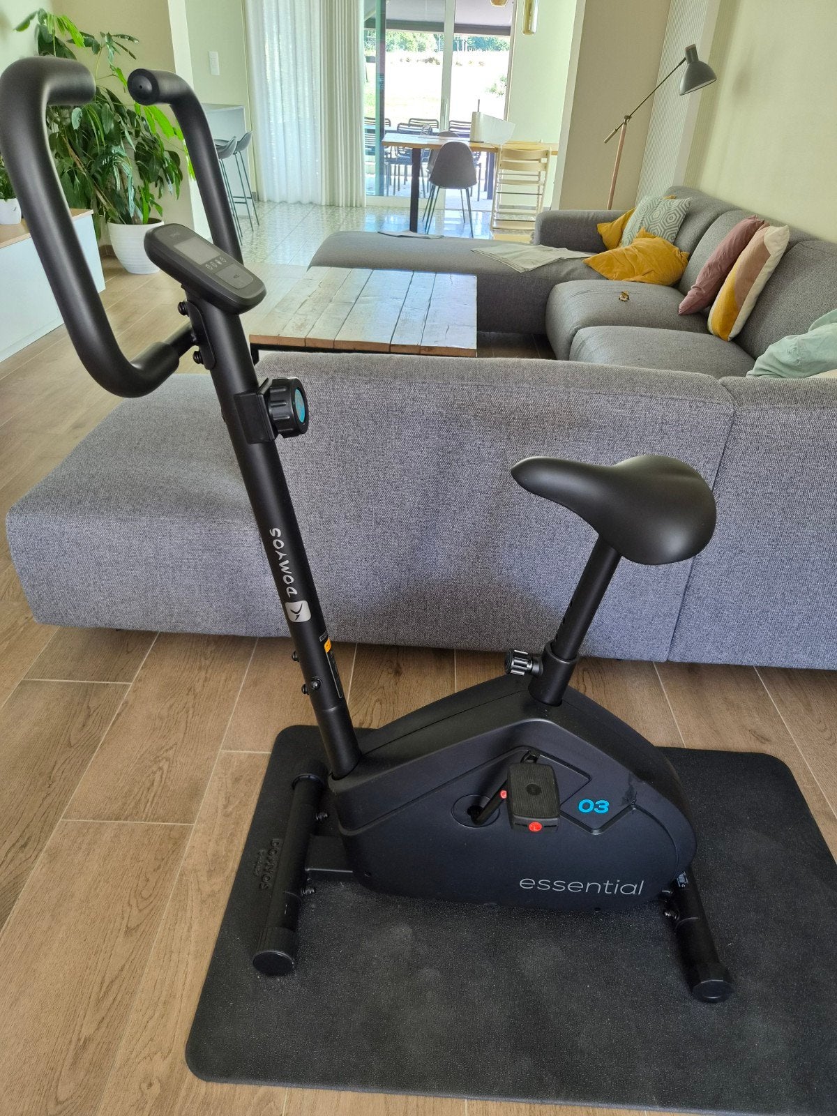 Vélo d'exercice Domyos Essential + tapis de protection, Sports & Fitness, Appareils de fitness, Enlèvement, Comme neuf, Vélo d'appartement