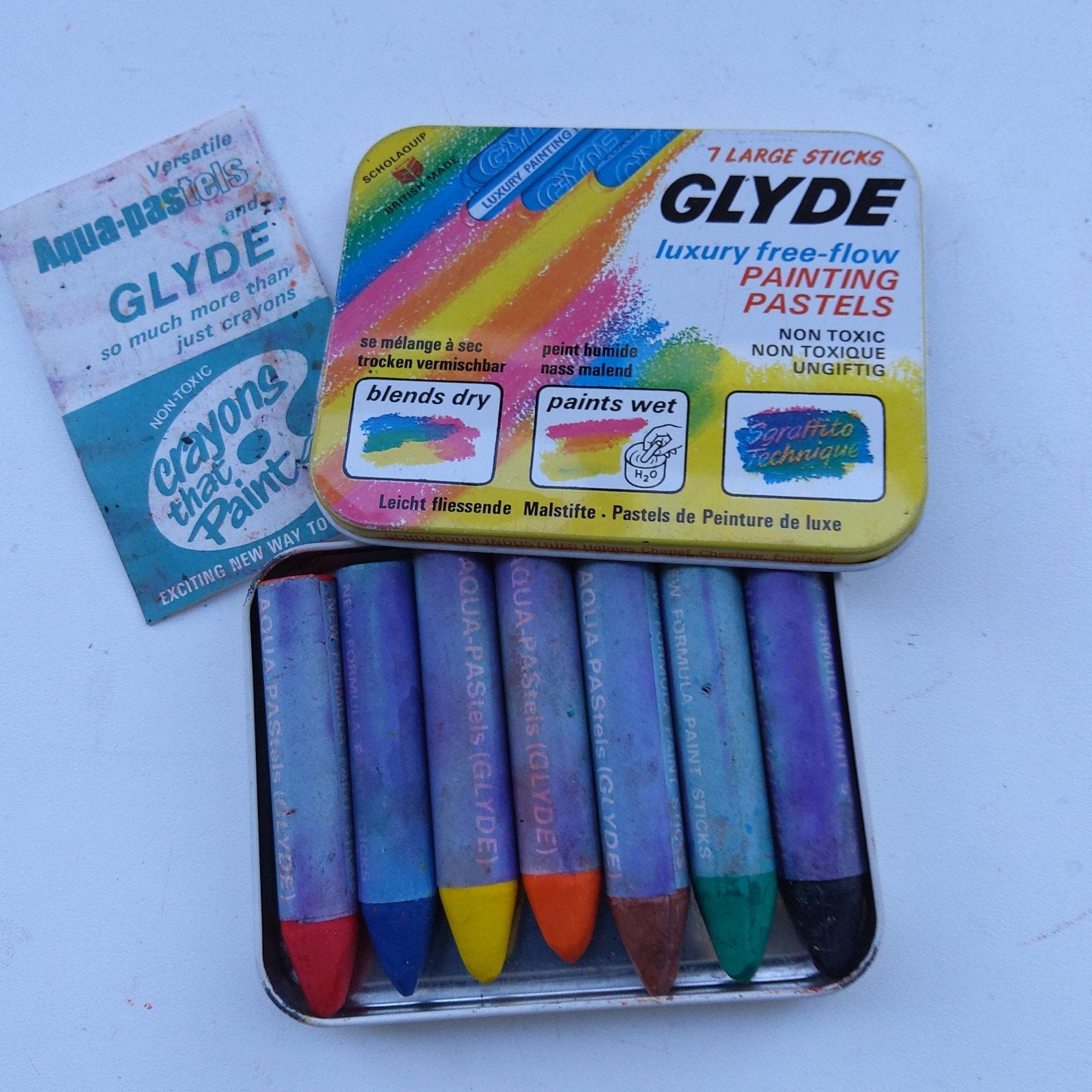 7 wateroplosbare aquarelkrijtjes in blikken doos., Ophalen of Verzenden, Gebruikt