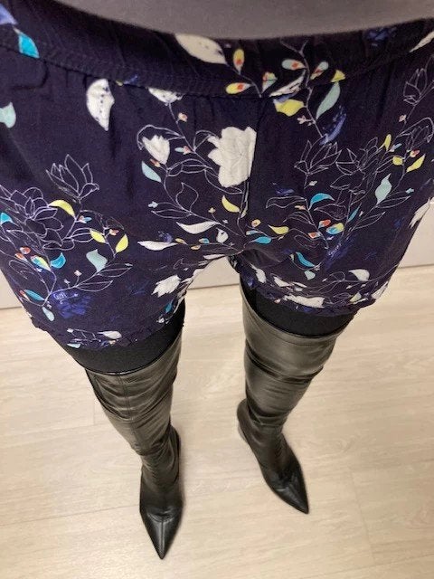 Marineblauwe short met bloemetjesprint Guess maat 162 cm, Broek, Meisje, Ophalen of Verzenden, Zo goed als nieuw